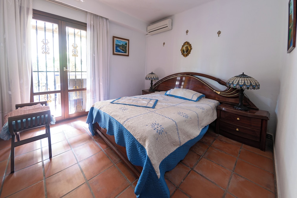 Comfortable Spacious Family House, Large Terrace and Garden, Beach and Bars