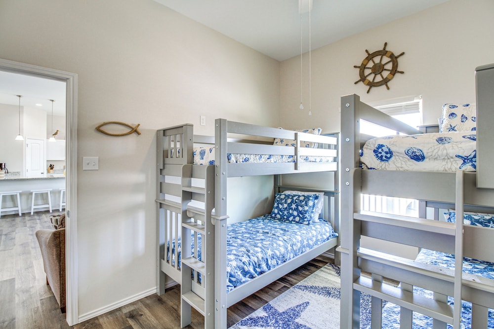 Walk to Water! Home w/ Pool Access in Rockport