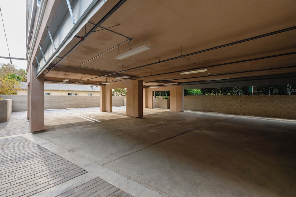 Not Affected by the Fire/modern Spacious Home With Parking & Fully Equipped Kitchen #3