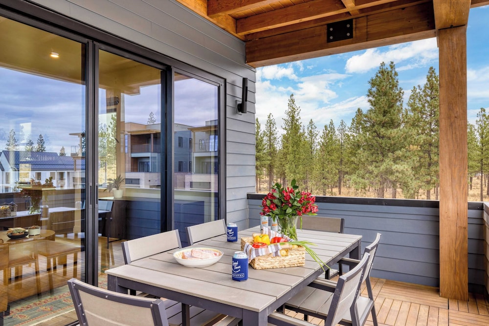 2 Units Minutes to Old Bend Deck + Hot Tub 1216 Skyline Ranch by Avantstay