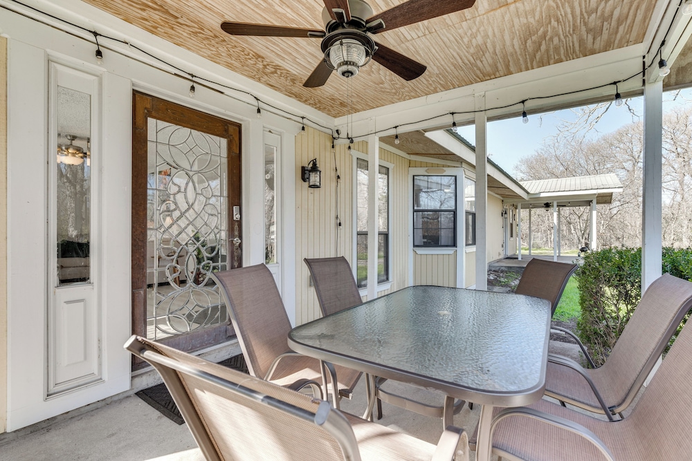 Charming Austin Home on 2 Acres: BBQ & Yard!