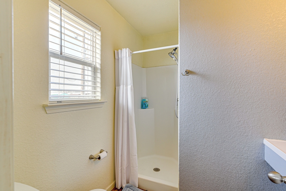 Walk to Gulf: Surfside Beach Home w/ Deck