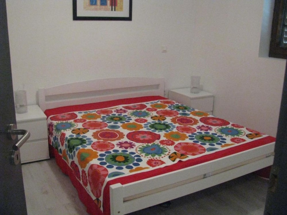 Xena - Comfort and Spacious - A2 Red view 2