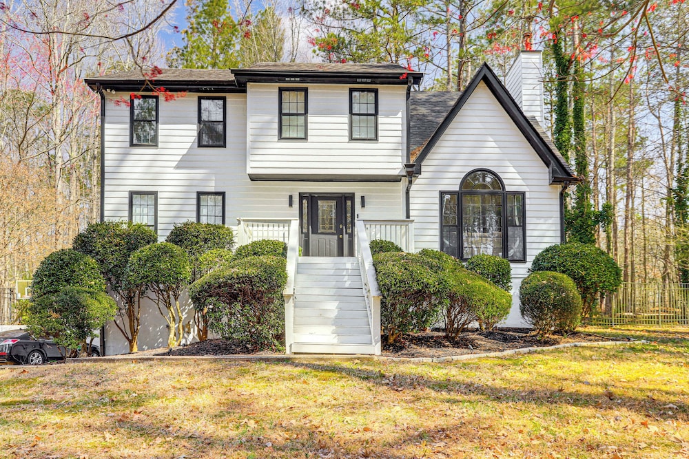 Private Hot Tub & Deck: Family Gem in Alpharetta