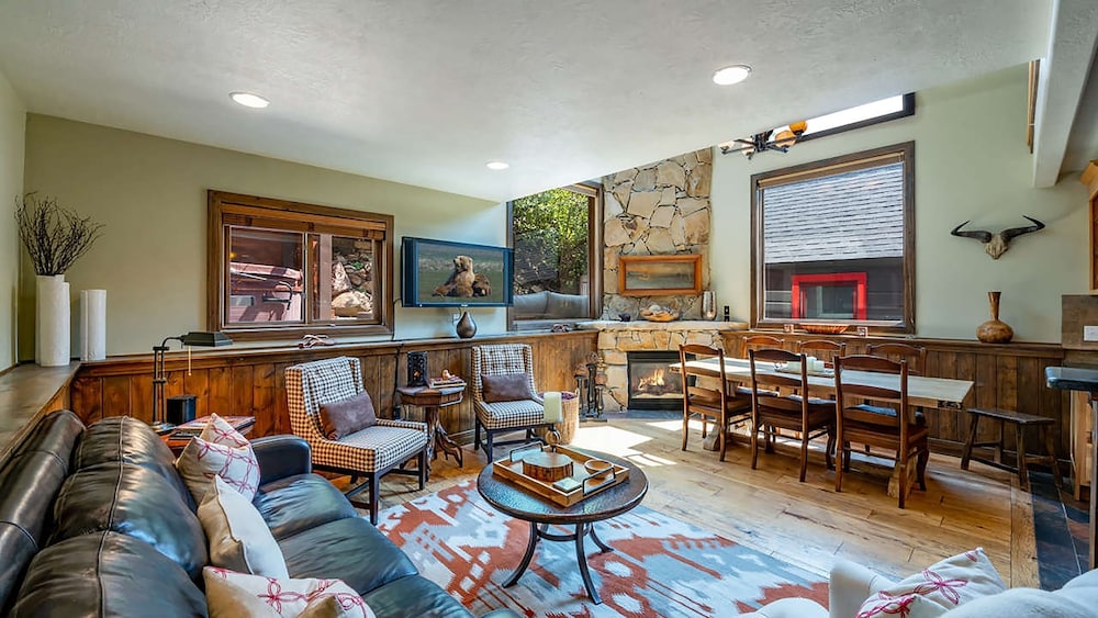 Red Hawk by Avantstay Charming Cabin w Theatre Spa 5mins to Deer Valley Mtn