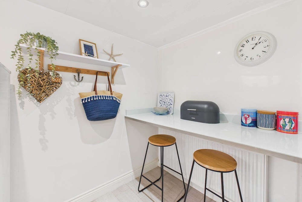 Host Stay Surf Jewel