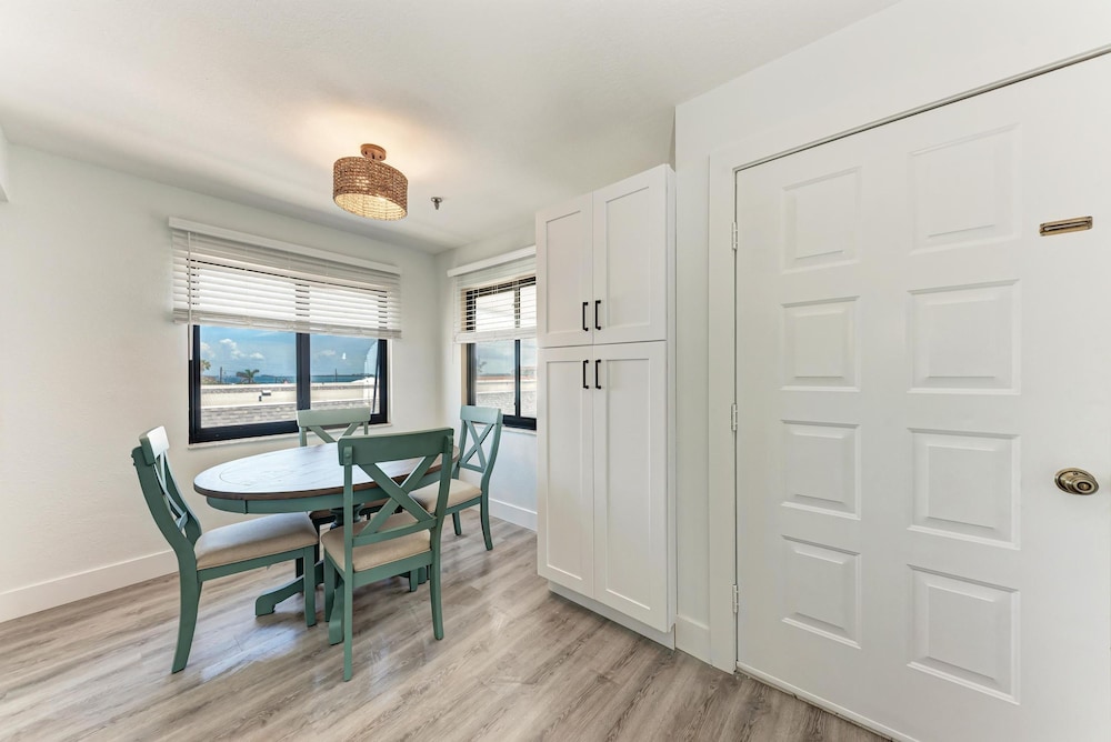 Anna Maria Island Beach Sands 202-private Beach Access-heated Pool