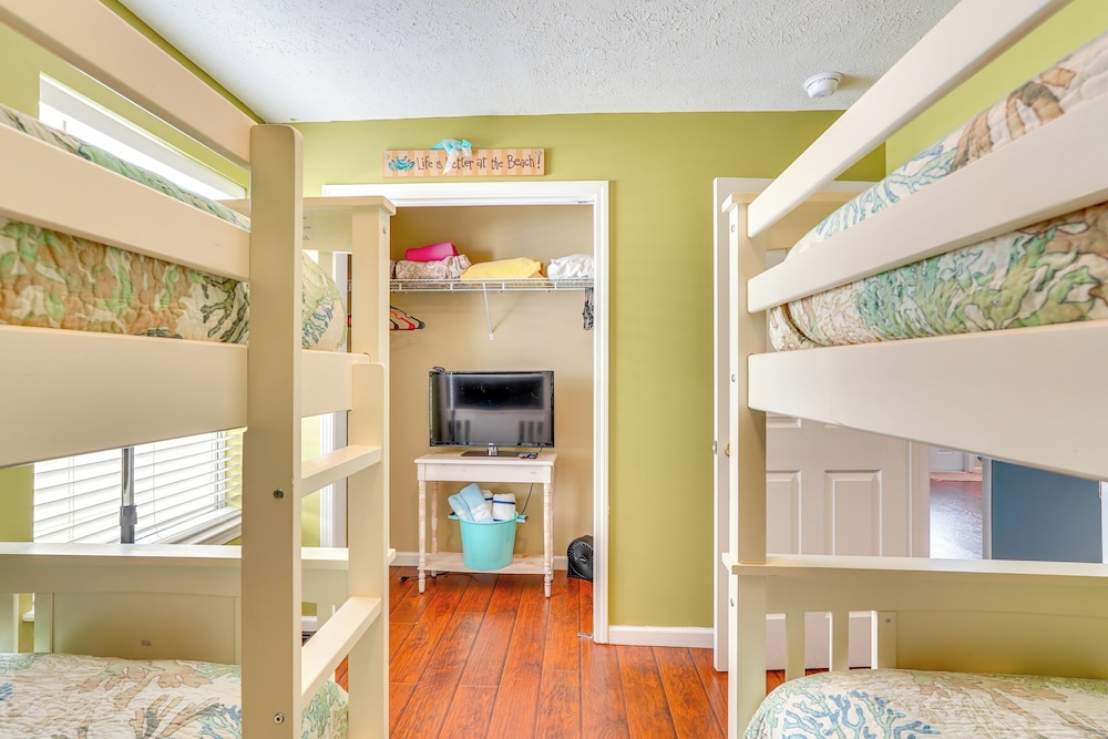 1 Mi to Gulf: Home w/ Patio & Pool Access in Pcb!
