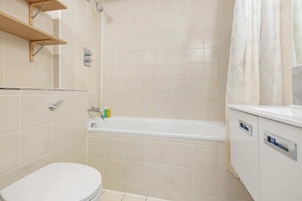 Gorgeous 1 Bedroom in Earl's Court With Vintage Furniture