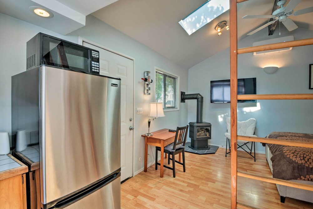 Ashland Vacations - Warm Inviting Ashland Cottage < Half-mile to SOU - Property Image 14