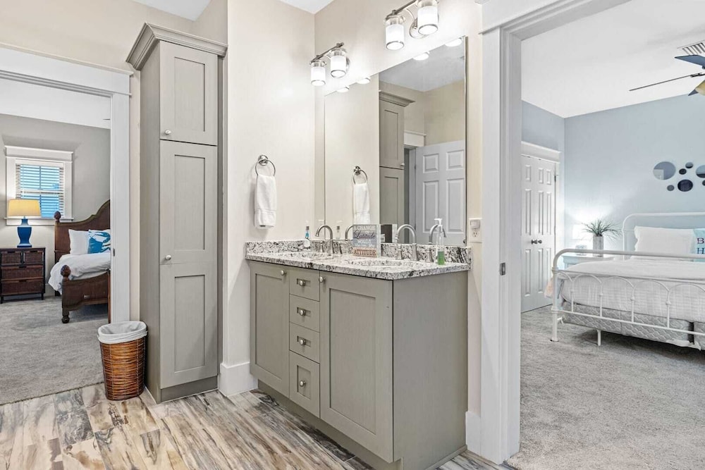 Sandy Smiles by Avantstay Seagrove Walk to Beach + Pool