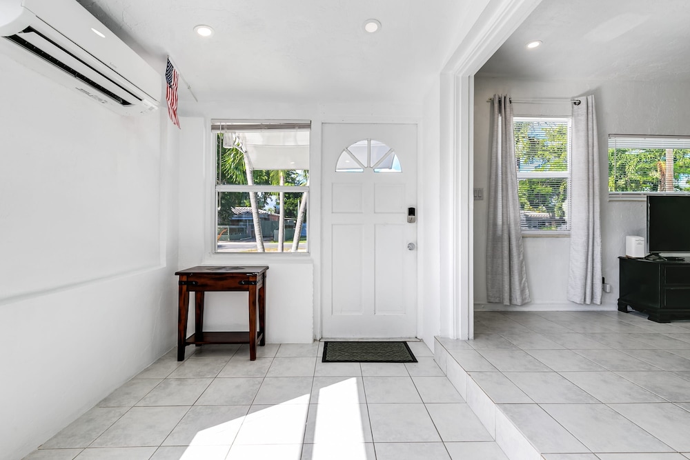 Bungalow With Large Backyard 5 min From Beach