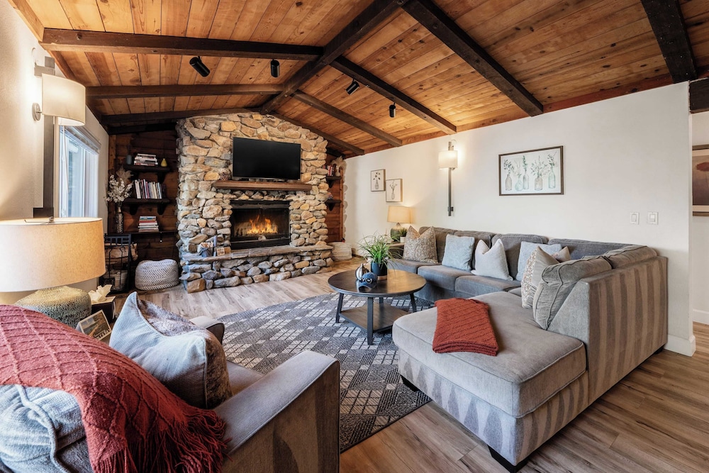 Geraldine Drive by Avantstay Hot Tub, Views, Walk to Trails + Game Room
