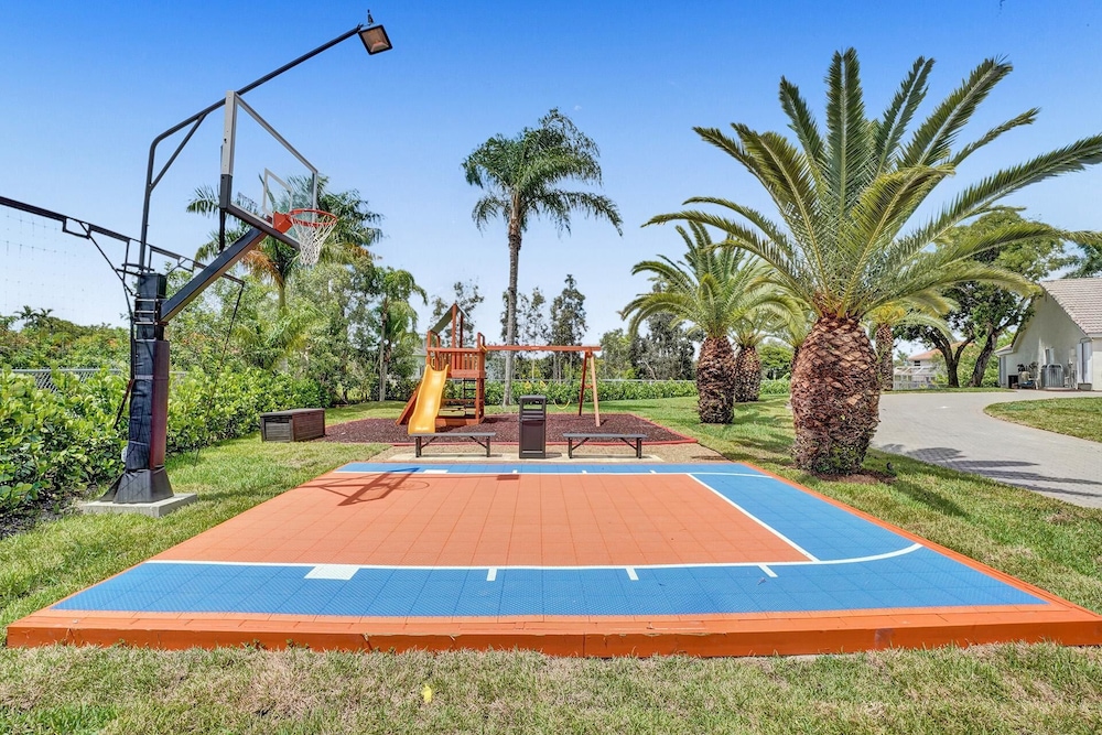 The Grand Luxe 8BR Villa w Pool and Basketball