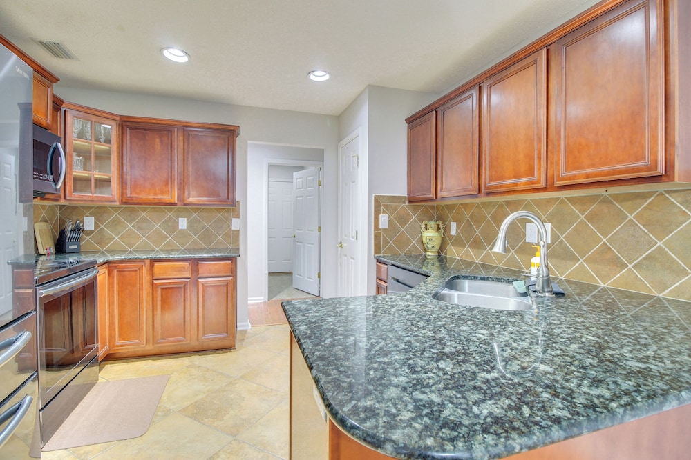 3 Mi to Oglethorpe Mall: Home w/ Fenced Yard!