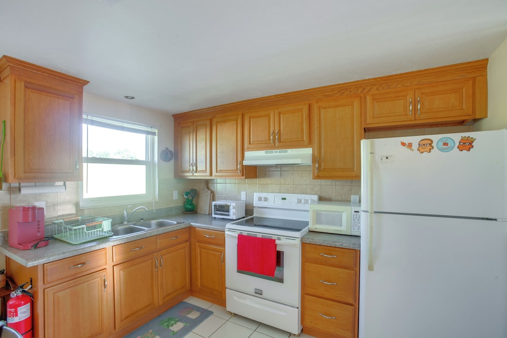3 Mi to Beach! Sunny Englewood Retreat w/ Lanai