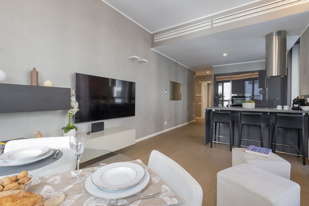 San Babila Central Tower by Rentopolis - High-end 1bdr with panoramic terrace overlooking Duomo