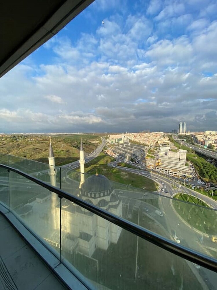 1 1 Balcony Deluxe Apart - Near Mall of Istanbul