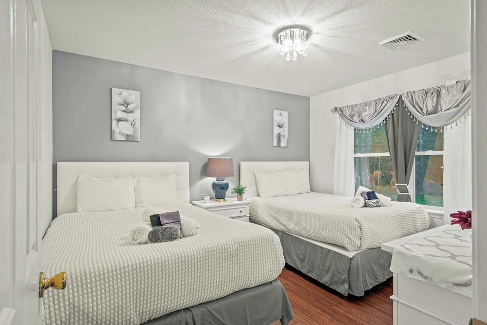 Birch Hollow by Avantstay Cozy Poconos Home w/ Fireplace, Soaking Tub & Kids Play Area