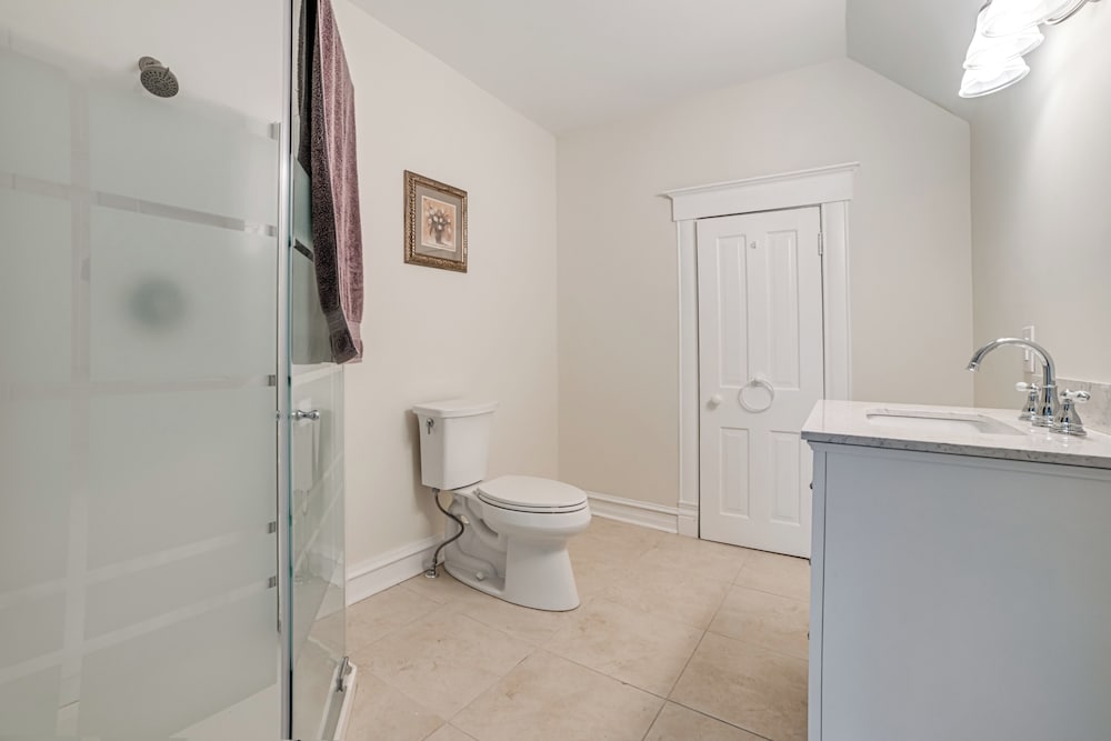 9 Mi to Kentucky Lake: Spacious Victorian Home!
