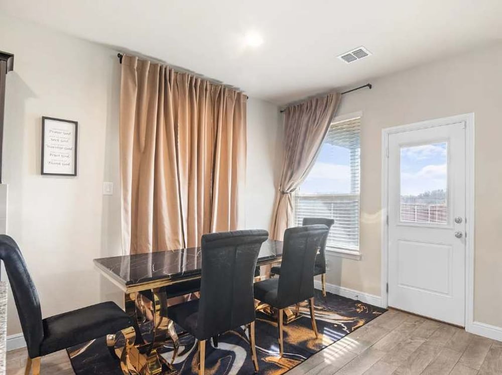 Modern Luxury 4BD Home Near Dallas TX