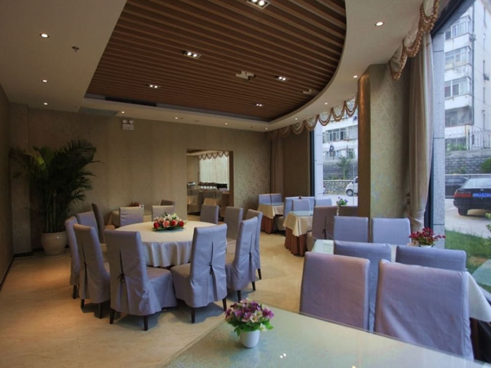 GreenTree Inn North WeiHai Station North International Bathing Beach Hotel
