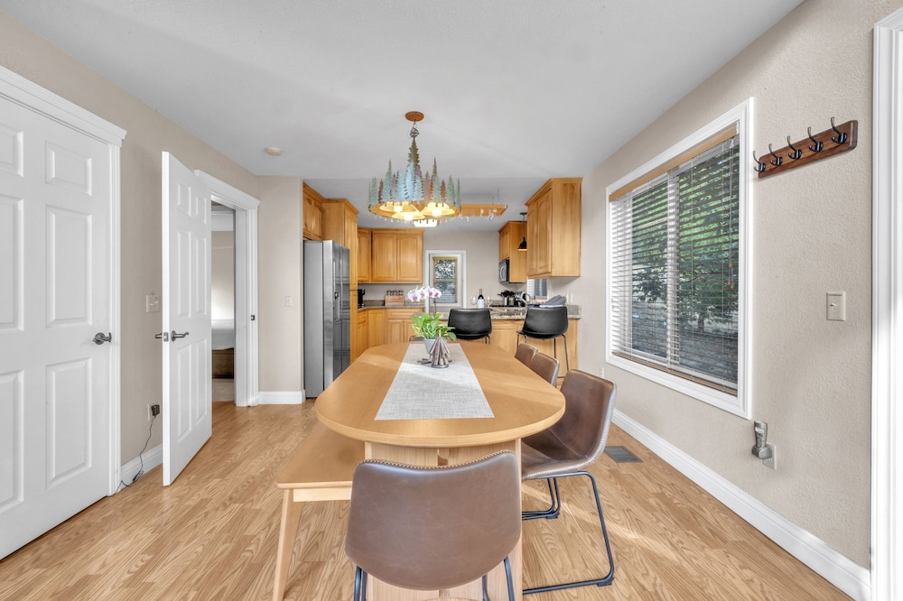 Prasad Retreat - Sunny Home W/ Deck & Air Hockey 3 Bedroom Home by Bear Valley Vacation Rentals