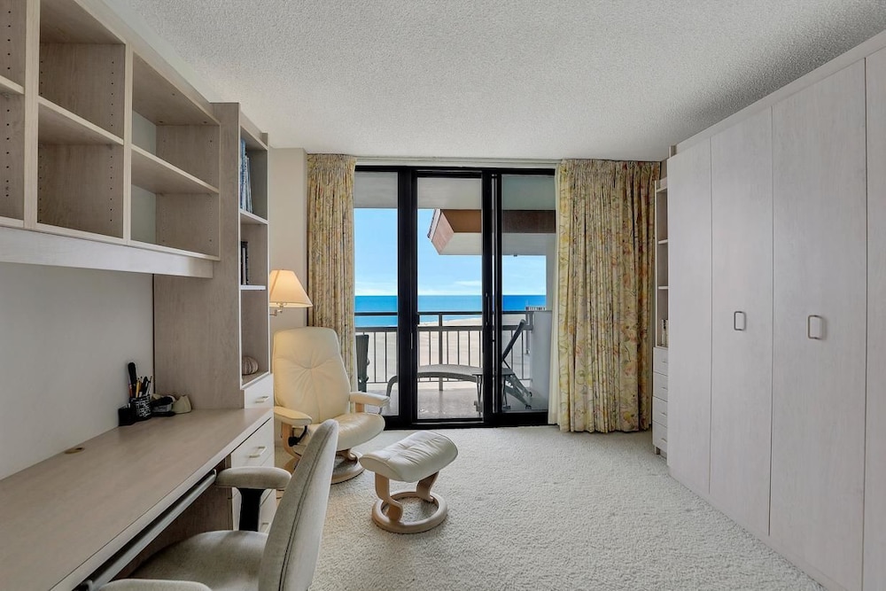Modern 11th Floor Beachfront Condo With Views/pool view 4