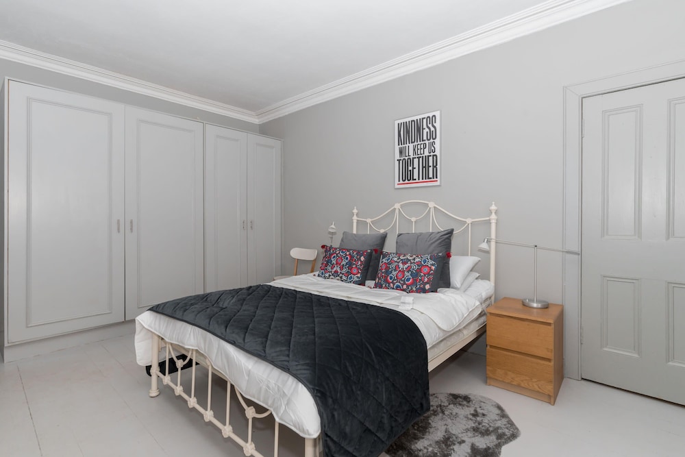 Beautiful & Bright 2BD Flat - Haymarket view 3