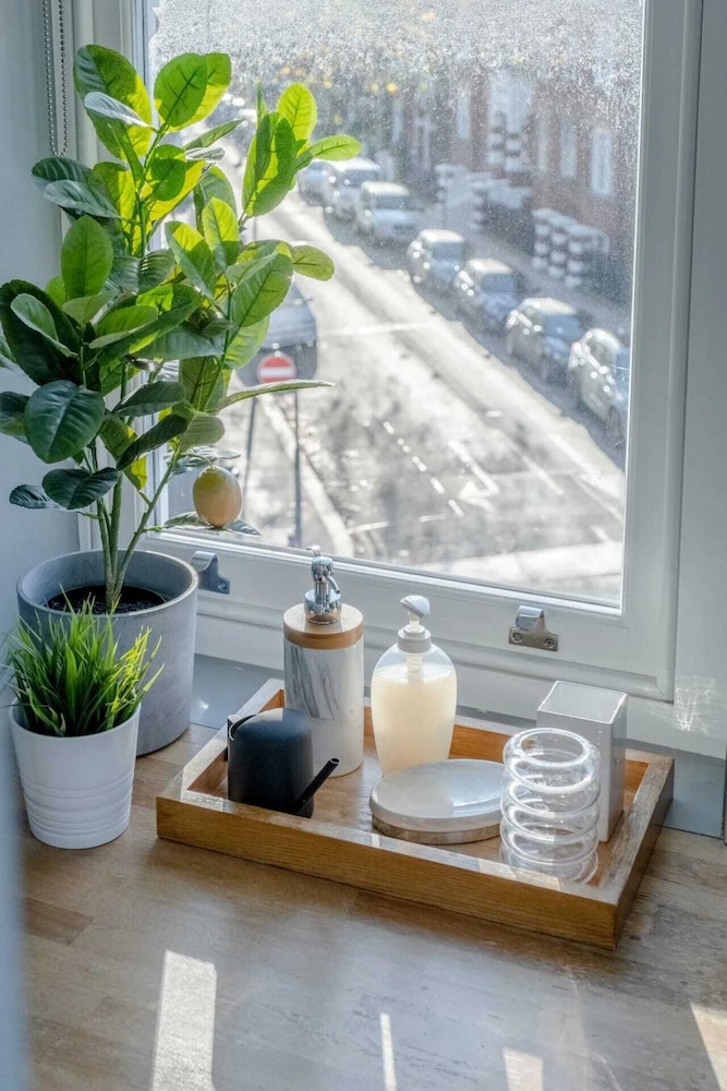 Modern and Luxurious 2 Bedroom Flat - Barons Court