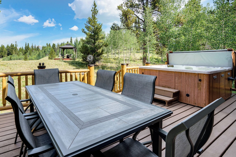 24str-00023 Fairplay Cabin w/ Hot Tub on 4 Acres!