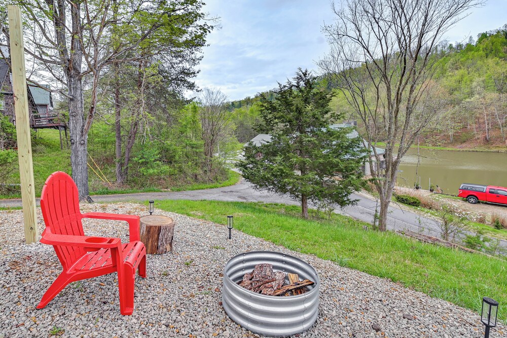 Hot Tub, Fire Pit: Lake-view Catlettsburg Getaway!