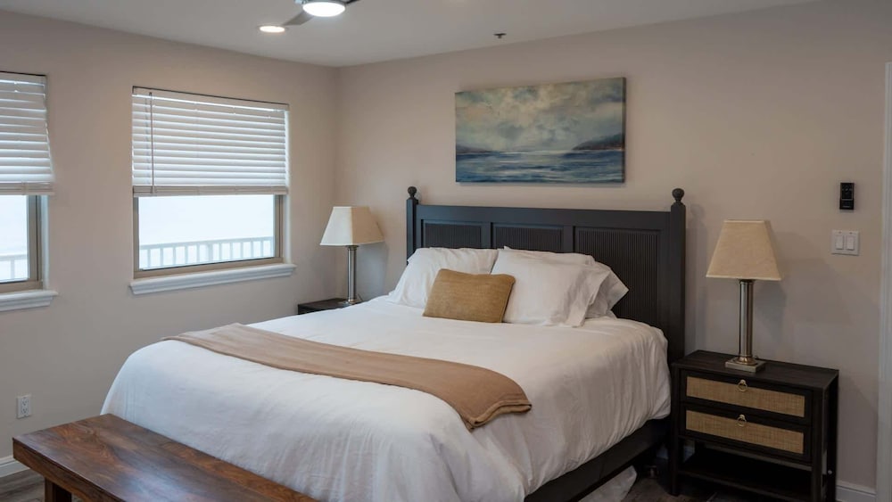Penthouse Beachfront Views Renovated 4 Bedroom Condo