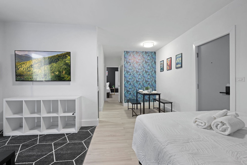 Harding Avenue Apartments by Andes STR