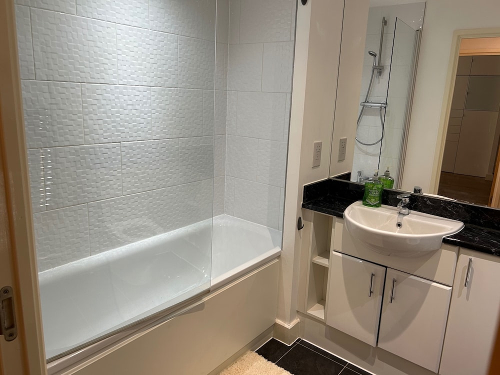 1-bed Apt, Sleeps 4, Central To Shops & Transport