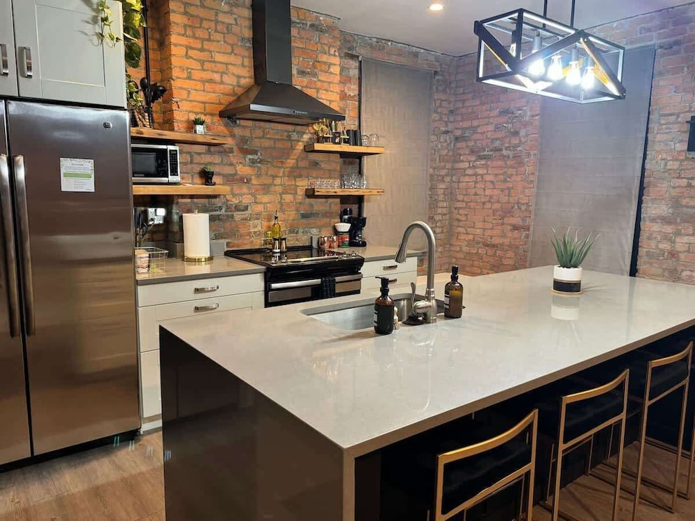 Jungle House Downtown Columbus – Modern Boutique Suites