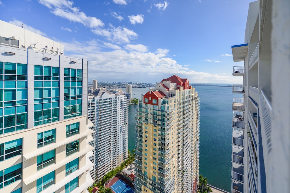 Cozy apt from Downtown Doral Park
