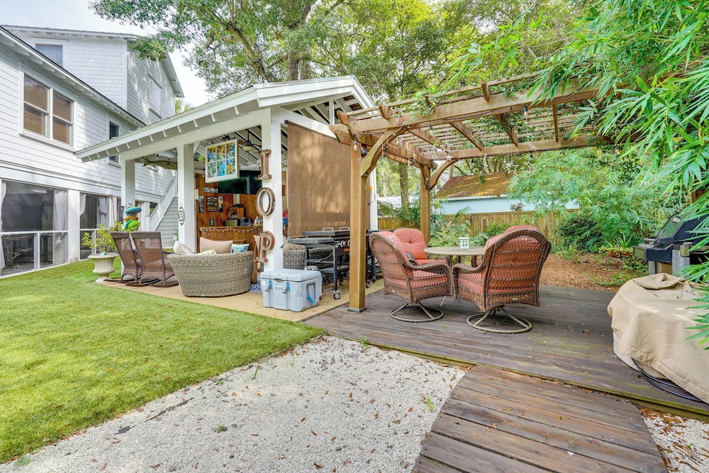 Walk to Beach: Gem w/ Pool & Spa in Isle of Palms!