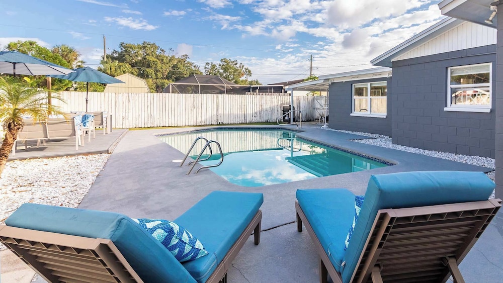 Sun Bay Getaway Backyard Pool w/ Winter Rates!