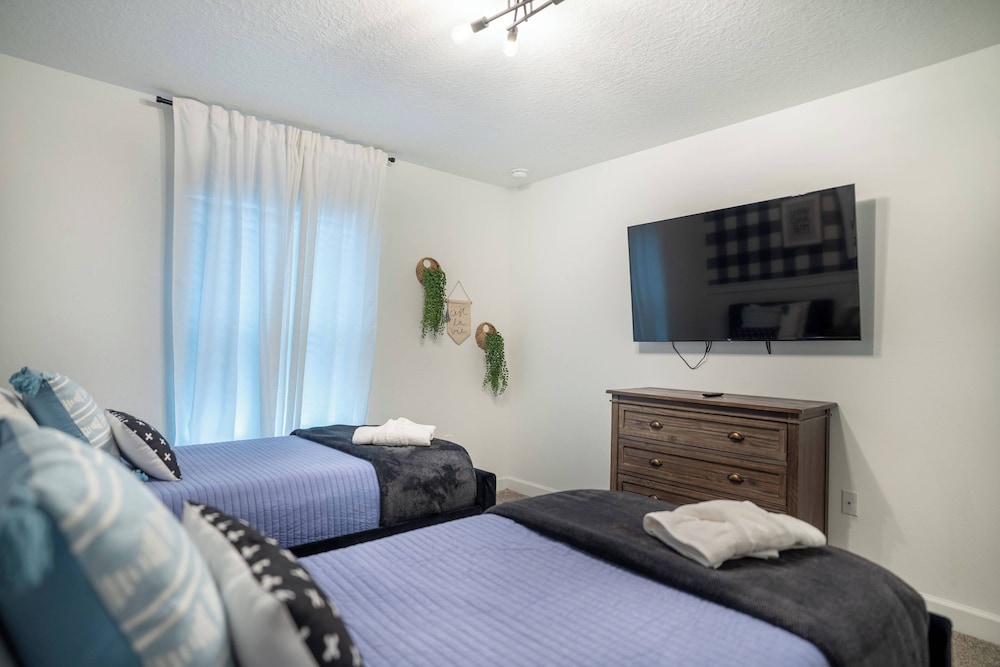 4BR Luxury Home at Champions Gate With Pool