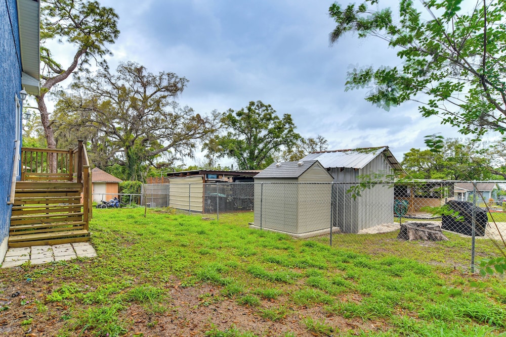 Close to Attractions: Tampa Retreat w/ Yard!