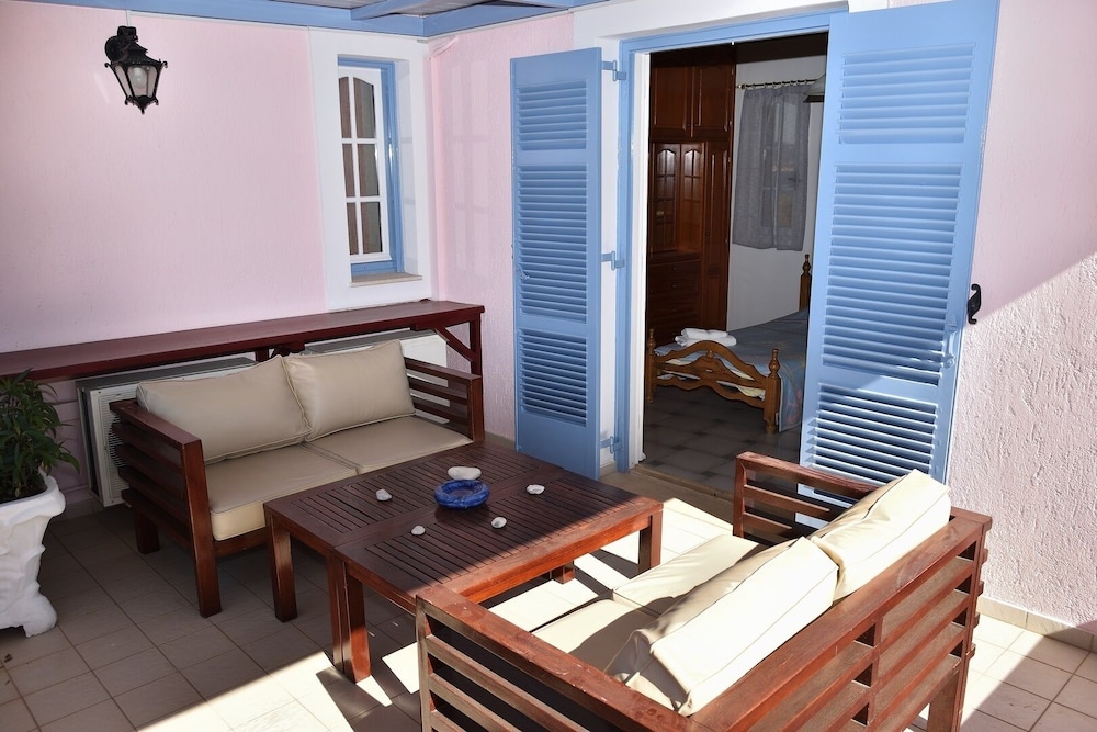 Tzivras Villa & Apartments