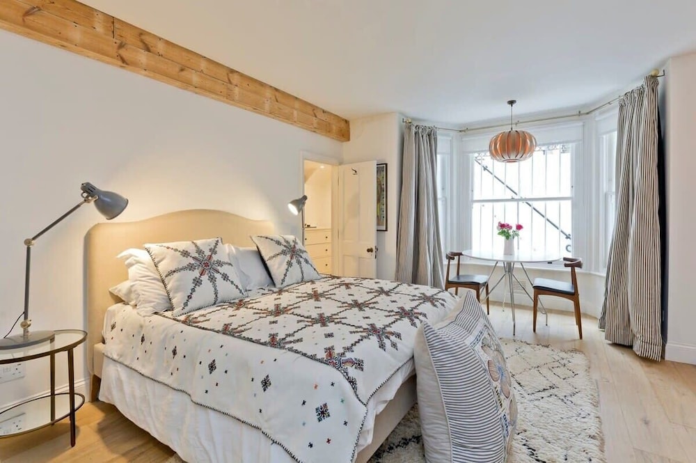 Gorgeous & Grand 5 Bed House, Holland Park