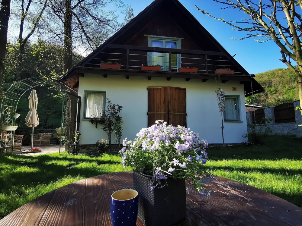 Sunny Wooden House on Creek, 30 Minutes Prague