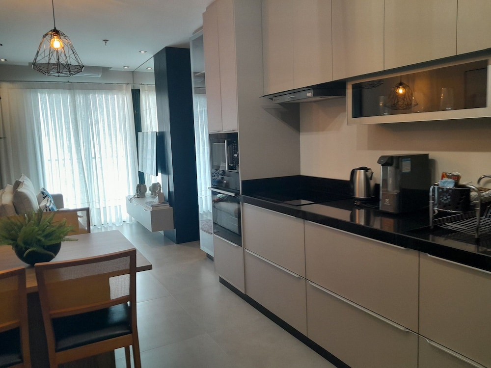 Your Exclusive Stay Just Steps From the sea in Meia Praia - FFS II