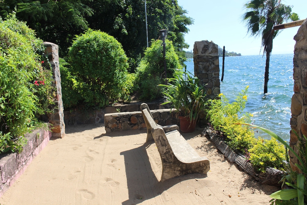 Nkhudzi Beach Lodge