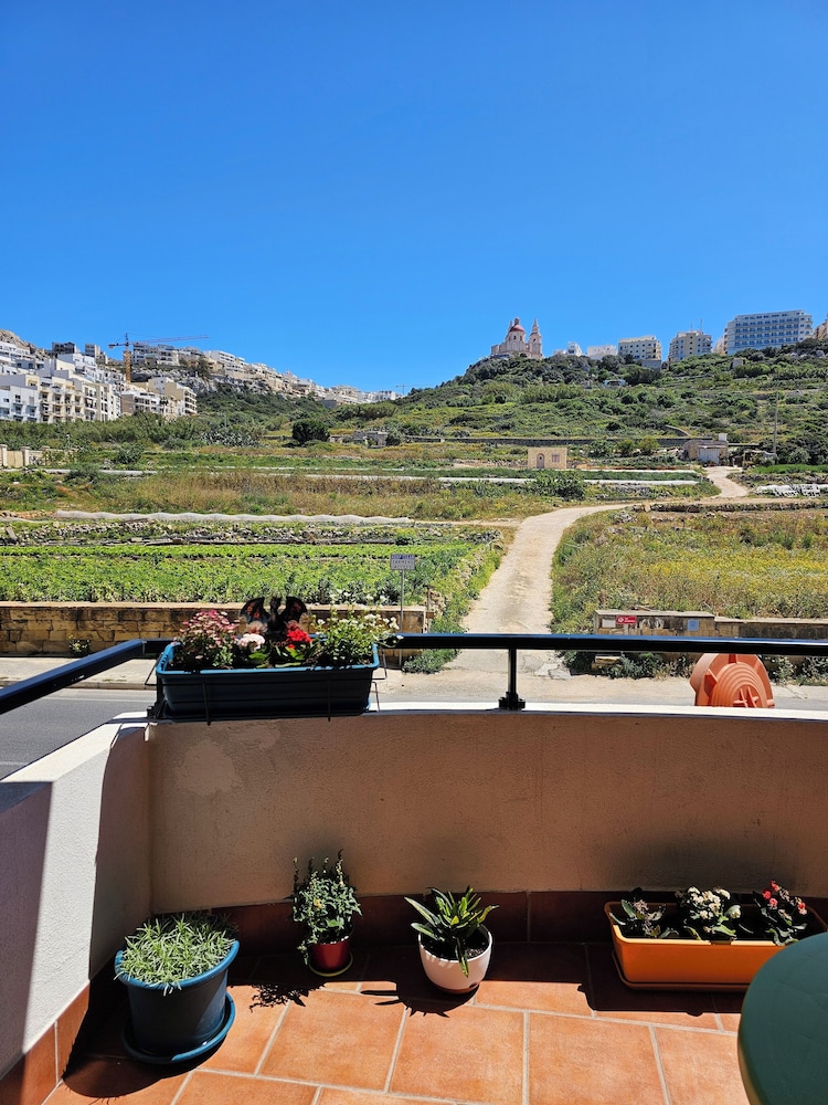 Country View Apartment