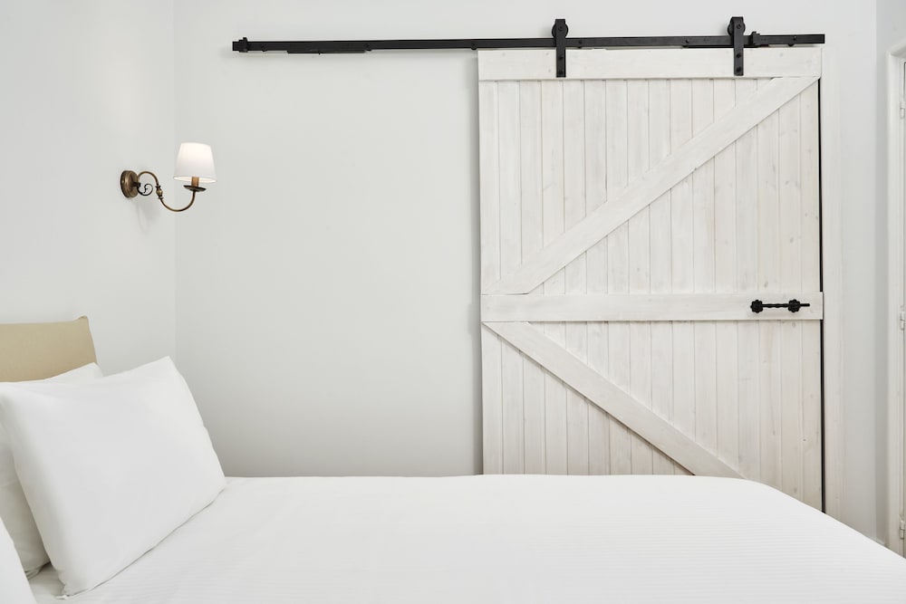Luxury n Chic Athens Museum Apt