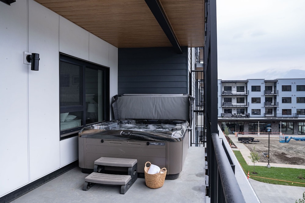 Hotel RevelStoked Getaway by Revelstoke Vacation - Image 1