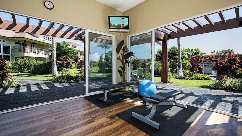 Spacious Ground Floor End Unit - Walk to Beach & Shopping - Vrkcv
